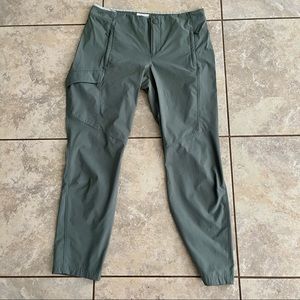 Woman’s Columbia pant. Green size 14